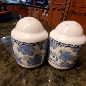Salt pepper shakers pfaltzgraff